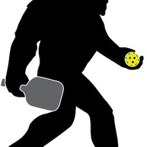 Könnte beinhalten: Schwarze Silhouette einer Bigfoot-Figur beim Pickleballspielen. Die Figur hält einen grauen Pickleballschläger in der einen und einen gelben Pickleball in der anderen Hand. Die Abbildung ist eine Illustration im Cartoon-Stil.