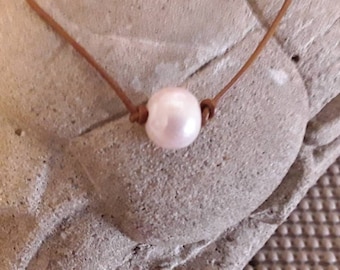 Leather and jumbo Pearl choker, metal free