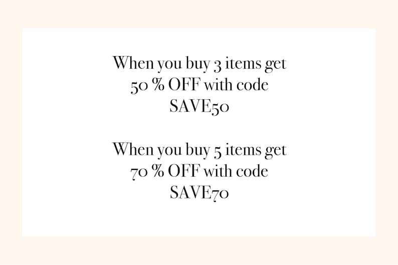 K&ouml;nnte beinhalten: Textbasierte Grafik mit einem Rabattangebot. Kaufen Sie 3 Artikel und erhalten Sie 50% Rabatt mit dem Code SAVE50. Kaufen Sie 5 Artikel und erhalten Sie 70% Rabatt mit dem Code SAVE70.
