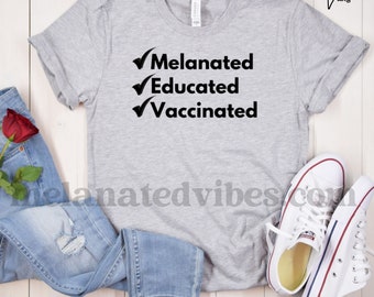 Melanated Erzogen Geimpft T-Shirt | Schwarz Besitz | Schwarze Kultur | Black Empowerment |Black History | Afroamerikaner | Sarkasmus Shirt