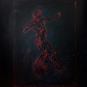 Könnte beinhalten: Eine rote Figur in einer dynamischen Pose, möglicherweise tanzend oder greifend, ist auf dunklem Hintergrund dargestellt. Das Kunstwerk mit texturierter Oberfläche zeigt eine menschliche Form, die in Rot auf schwarzem Hintergrund skizziert ist und einen auffälligen Kontrast erzeugt.