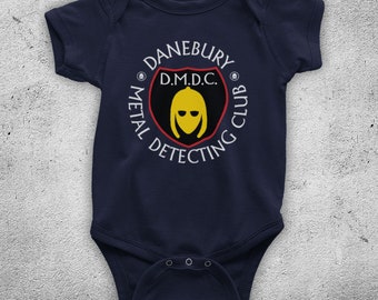 Detektoren Danebury Metallsuch Club Logo Britsh Comedy TV Baby Babygrow Einteiler Body Alle Größen und Farben