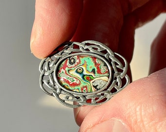 Details about   Vintage Green Rhinestone Brass Tone Knot Irish Celtic Cross Pin Brooch Broach 