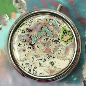 Edelsteen Graffiti Pill Case - Drie Compartiment verdeelde pillendoos voor portemonnee of zak - zilverkleurige scharnierende pil container