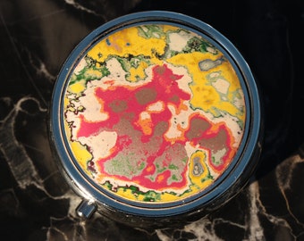 Maletín de pastillas de graffiti de piedras preciosas - Pastillero de mármol de un compartimento para bolso o bolsillo - Contenedor de píldoras con bisagras de tono plateado
