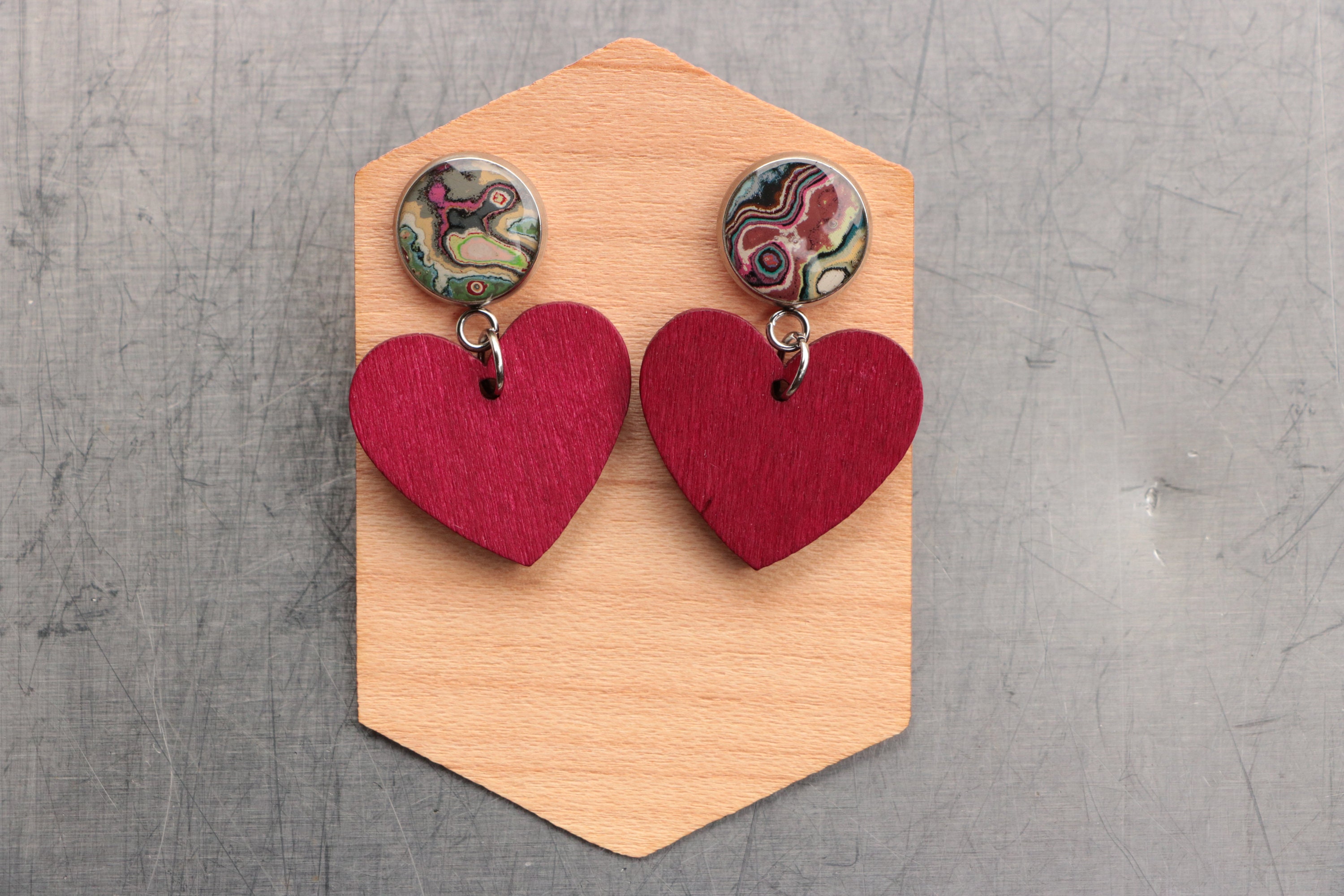 宝石のグラフィティハートイヤリング - 赤いハートのマーブルフォー