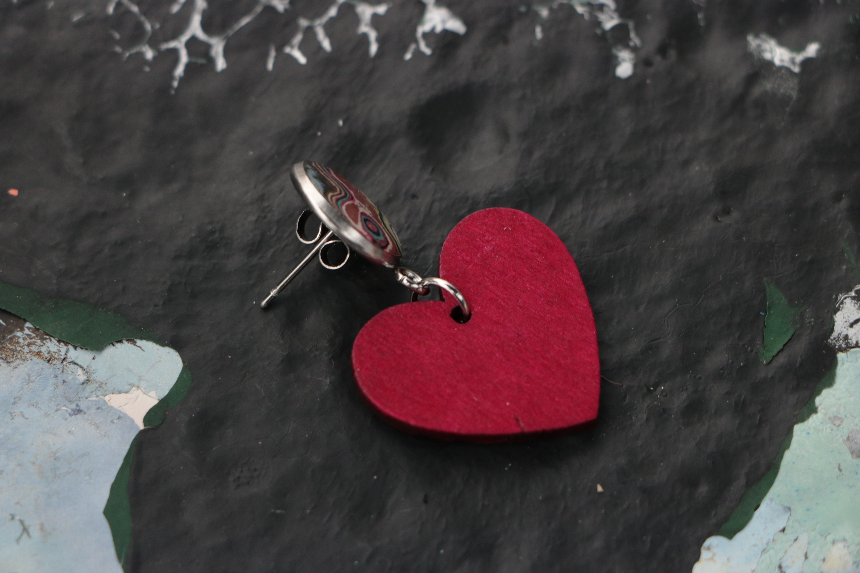 【117】ハートのイヤリング／マーブル模様 宝石のグラフィティハートイヤリング - 赤いハートのマーブルフォー