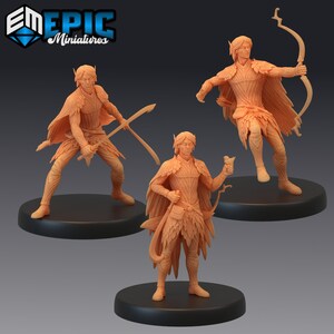 Puede incluir: Tres miniaturas de plástico sin pintar de elfos, cada una con una pose diferente. Un elfo sostiene un arco y una flecha, otro sostiene una espada y el tercero sostiene un arco y un pájaro pequeño. Las miniaturas están sobre bases negras.