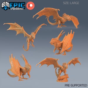 Puede incluir: Cinco poses diferentes de una miniatura de dragón naranja impresa en 3D. El dragón está en una pose de vuelo, una pose de pie y una pose en la que está posado. La miniatura está pre-soportada y está etiquetada como "SIZE: LARGE" y "PRE-SUPPORTED".