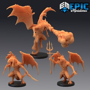 Puede incluir: Colección de miniaturas de dragones en tonos naranja. Un dragón está en pleno vuelo, exhalando una nube. Otros dragones posan con armas, incluyendo un tridente y una espada. Cada figura está sobre una base negra.