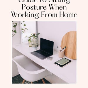 Pode incluir: Uma configuração de escritório em casa com uma mesa branca, cadeira e laptop. O texto diz "O Guia Rápido Completo para a Postura Sentada ao Trabalhar em Casa". Um mouse, um caderno e canetas também são visíveis.