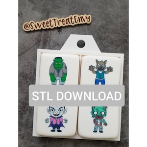 Może przedstawiać: Biała plastikowa forma z czterema przegródkami, z których każda przedstawia inną postać z Halloween: Frankensteina, wilkołaka, wampira i zombie. Forma jest oznaczona napisem "STL DOWNLOAD" i ma mały uchwyt na górze.