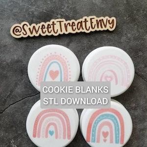 Könnte beinhalten: Vier weiße Cookie-Rohlinge mit einem Regenbogen- und Herzdesign. Die Cookie-Rohlinge sind für einen 3D-Drucker. Der Text "COOKIE BLANKS STL DOWNLOAD" befindet sich auf dem Bild.