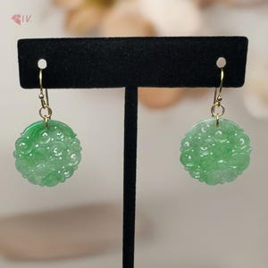 Brincos pendentes de jade birmanês certificado tipo A com jade natural esculpido em flores e ouro maciço