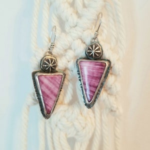 ONGELOOFLIJKE roze stekeloorbellen sterlingzilver 925 driehoek concho bloem Starburst gestempeld patroon