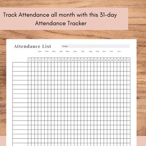Pu&ograve; includere: Un tracker di presenza stampabile in bianco e nero con una griglia di calendario di 31 giorni. Il tracker include una sezione per il nome del gruppo e colonne per ogni mese dell'anno.