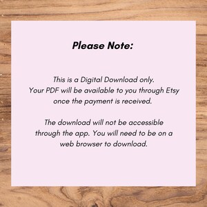 Puede incluir: Un cuadro de texto rosa y blanco con el texto "Por favor, tenga en cuenta:" y un mensaje que explica que el producto es una descarga digital &uacute;nicamente y estar&aacute; disponible a trav&eacute;s de Etsy una vez que se reciba el pago. El mensaje tambi&eacute;n indica que la descarga no ser&aacute; accesible a trav&eacute;s de la aplicaci&oacute;n y que los usuarios deber&aacute;n utilizar un navegador web para descargar.