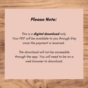 Pu&ograve; includere: Una casella di testo rosa e bianca con il testo "Nota bene:" e un messaggio che spiega che il prodotto &egrave; un download digitale solo e sar&agrave; disponibile tramite Etsy una volta ricevuto il pagamento. Il messaggio indica anche che il download non &egrave; accessibile tramite l'app e che gli utenti dovranno utilizzare un browser web per scaricare.