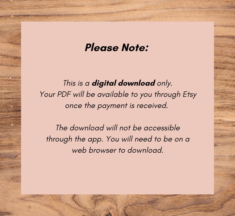 Pu&ograve; includere: Una casella di testo rosa e bianca con il testo "Nota bene:" e un messaggio che spiega che il prodotto &egrave; un download digitale solo e sar&agrave; disponibile tramite Etsy una volta ricevuto il pagamento. Il messaggio indica anche che il download non &egrave; accessibile tramite l'app e che gli utenti dovranno utilizzare un browser web per scaricare.