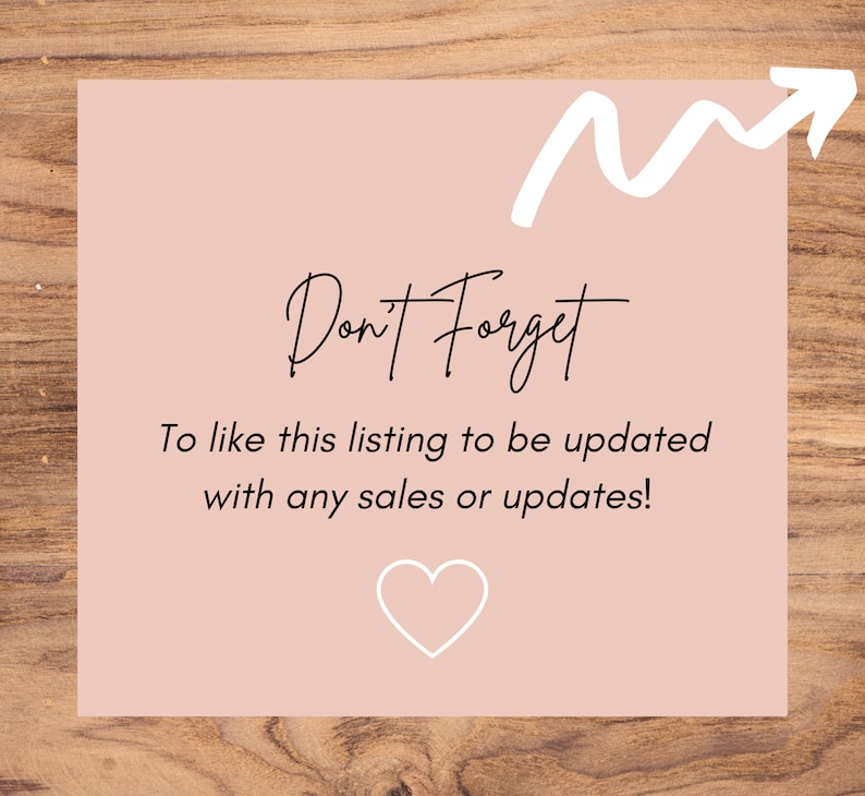 Pu&ograve; includere: Un biglietto rosa con una freccia bianca che punta verso l'alto e il testo "Don't Forget" in corsivo nero. Il biglietto include anche il testo "To like this listing to be updated with any sales or updates!" e un cuore bianco.
