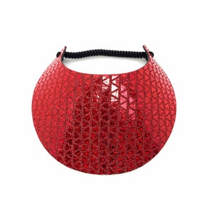 Pode incluir: Visor vermelho com glitter e faixa elástica preta.