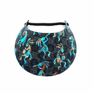 Op de afbeelding: Een zwarte zonnevizier met een herhaald patroon van turquoise en oranje Kokopelli-figuren. De zonnevizier heeft een zwart, touwachtig band. De Kokopelli-figuren staan tegen een donkergrijze achtergrond met een geometrisch ontwerp.