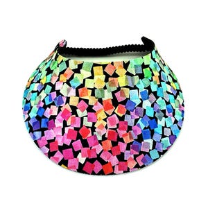Puede incluir: Visera colorida con una banda elástica negra. La visera está cubierta con un patrón de cuadrados multicolores sobre un fondo negro. Los colores incluyen rosa, rojo, naranja, amarillo, verde, azul y morado.
