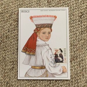 Cartolina d'epoca vuota con massimo valore artistico - Donna in costumi popolari estoni - Area di Reigi. Cartolina filatelica da collezione con francobollo speciale del primo giorno