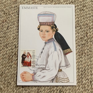 Cartolina d'epoca vuota con massimo valore artistico - Donna in costumi popolari estoni - Area di Emmaste. Cartolina filatelica da collezione con francobollo speciale del primo giorno