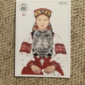 Ragazza in costume nazionale estone, area SETU. Cartolina d'arte estone inutilizzata. Cartolina d'arte da collezione dell'artista Mari Kaarma, in costume popolare estone.
