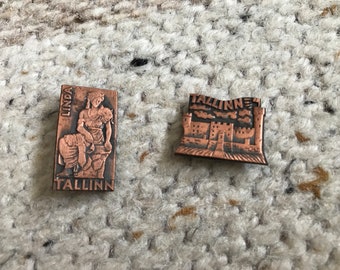 2 Vintage estnische Anstecknadeln aus der Zeit der Sowjetunion. Tallinn Geschichte Pins. Hergestellt in der UdSSR. Emaille Pins Sammlerstück. Metallknöpfe. Retro sowjetische Abzeichen