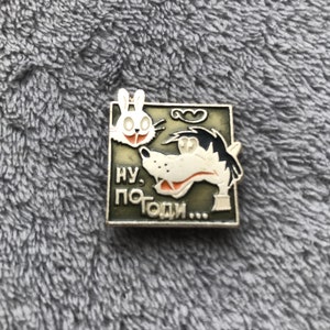 NU POGODI-pin / Russische vintage metalen pin-badge / beroemde tekenfilmhelden wolf en haas / verzamelspelden USSR