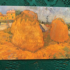 Postal artística de Vincent VAN GOGH - Almiares cerca de una granja, Arles - La original está pintada en 1888 - Postal impresionista - Tarjeta coleccionable