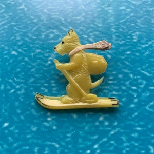 Sovjet-pins broche - skiënde hond - gemaakt in de USSR - vintage Sovjet-collectible pins - kinderachtige metalen knopen - retro Sovjet-pins