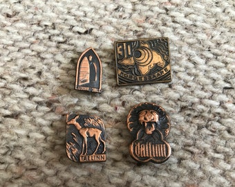 4 Vintage Estnische Pins aus der Sowjetunion. Historische Tallinn Ansichten Anstecknadeln. Sammler Emaille Pins. UDSSR Metallknöpfe. Retro Sowjetunion Abzeichen