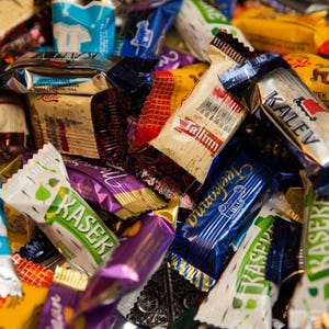 2000 grammes / 2,0 kg / 4,4 livres Variété aléatoire de bonbons estoniens de bonne qualité / Idée cadeau / Usine KALEV / Bonbons au chocolat fabriqués en Estonie