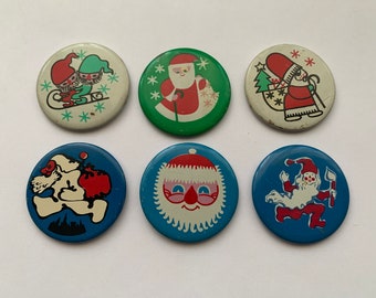 WINTER Thema Anstecker. 6x Frohes Neues Jahr Button. Estnische Accessoires. Weihnachtsmann, Wichtel, Schnee, Schlittenfahrt. Hergestellt in der UdSSR.