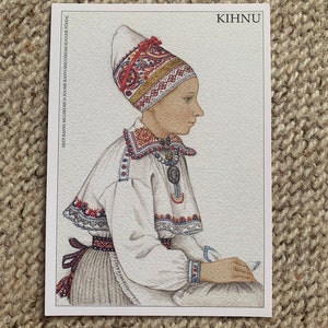 Fille en costumes folkloriques estoniens - Région de l'île KIHNU - Carte postale d'art estonienne inutilisée - Carte postale d'art de collection par Mari Kaarma