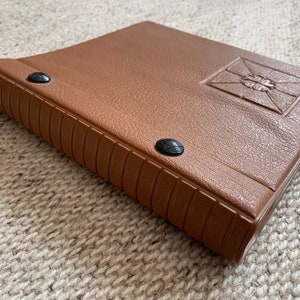 Unbenutztes Postkarten/Fotoalbum aus den 70er Jahren - Vintage Album in Leder mit Plastikfenstern für 80 Postkarten/Fotos - Vintage Geschenkidee. Hergestellt in der UdSSR