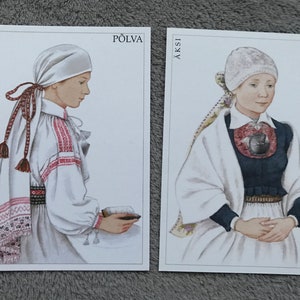 Costumes folkloriques estoniens. Lot de 2 cartes postales d'art estonien inutilisées. Tenues nationales PÕLVA et ÄKSI. Cartes postales d'art de collection par Mari Kaarma