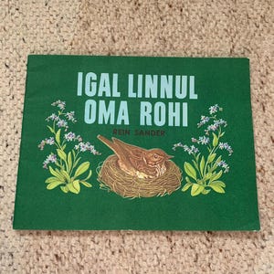 Livre estonien pour enfants. Livre vintage soviétique Imprimé à Tallinn, Eesti Raamat 1979. Fabriqué en URSS. Belles photos d'oiseaux et de fleurs