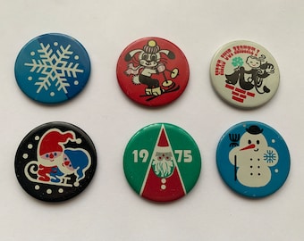 WINTER Motiv Anstecker. 6x Frohes neues Jahr Button. Estnische Accessoires. Weihnachtsmann, Wichtel, Schneemann. Hergestellt in der UdSSR.