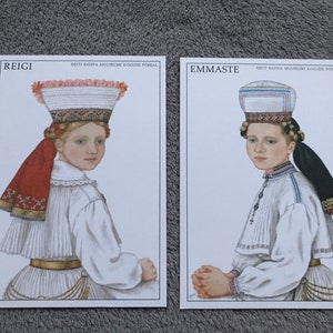 Costumes folkloriques estoniens. Lot de 2 cartes postales d'art estonien inutilisées. Tenue nationale EMMASTE et REIGI. Cartes postales d'art de collection par Mari Kaarma