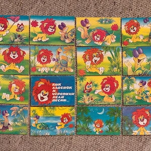 Könnte beinhalten: Eine Sammlung von Vintage-Postkarten mit Cartoon-Löwen und Schildkröten in verschiedenen Szenen. Die Illustrationen haben leuchtende Farben, darunter gelbe, grüne und blaue Hintergründe. Einige Karten haben Text in einer Fremdsprache.