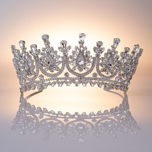 Classic Royal-Inspired Bridal Tiara – Modern Elegance with Timeless British Crown Style