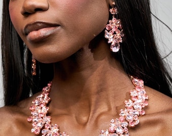 Set di collana e orecchini con rosa rosa e cristalli, gioielli eleganti per matrimoni, eventi speciali e occasioni speciali.