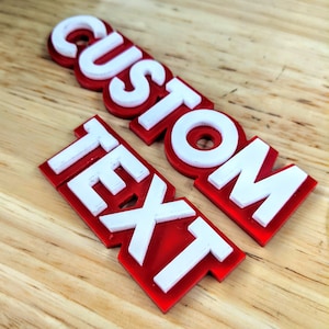Puede incluir: Dos letreros de plástico rojo con letras blancas. El letrero de arriba dice "CUSTOM" y el letrero de abajo dice "TEXTO".
