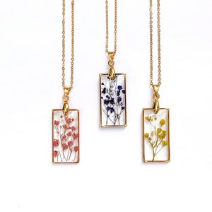 Long Lasting Coated Dainty Pressed Flower Necklace, Rectangle Dried Baby’s Breath Resin Jewelry, Delicate Gold Necklace, Bridesmaid Gift