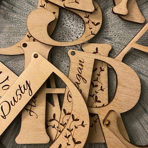 Letras grabadas con hojas de madera natural hechas a mano (con solo hoja o con hoja y un nombre)