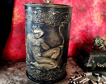 Coffre à bijoux en métal forme cylindre  "Héros d'une légende ancienne" Style Art Nouveau, velours haut qualité intérieur, fait main, unique